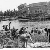 Badeleben vor dem geborstenen Bunker.