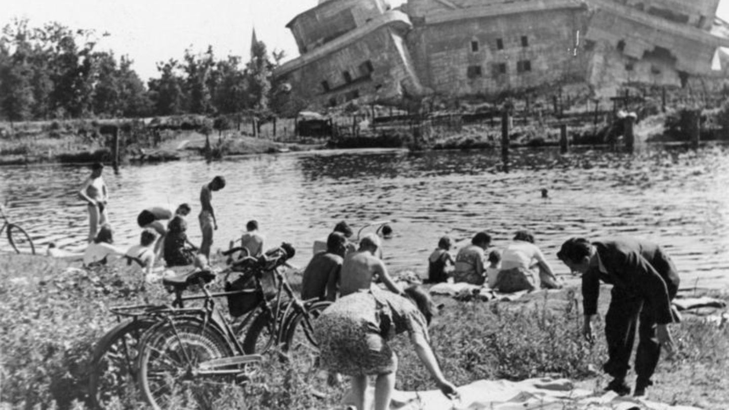Badeleben vor dem geborstenen Bunker.