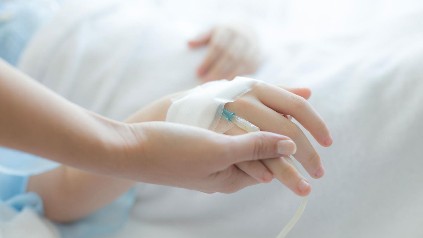 Zwei Hände im Krankenhaus