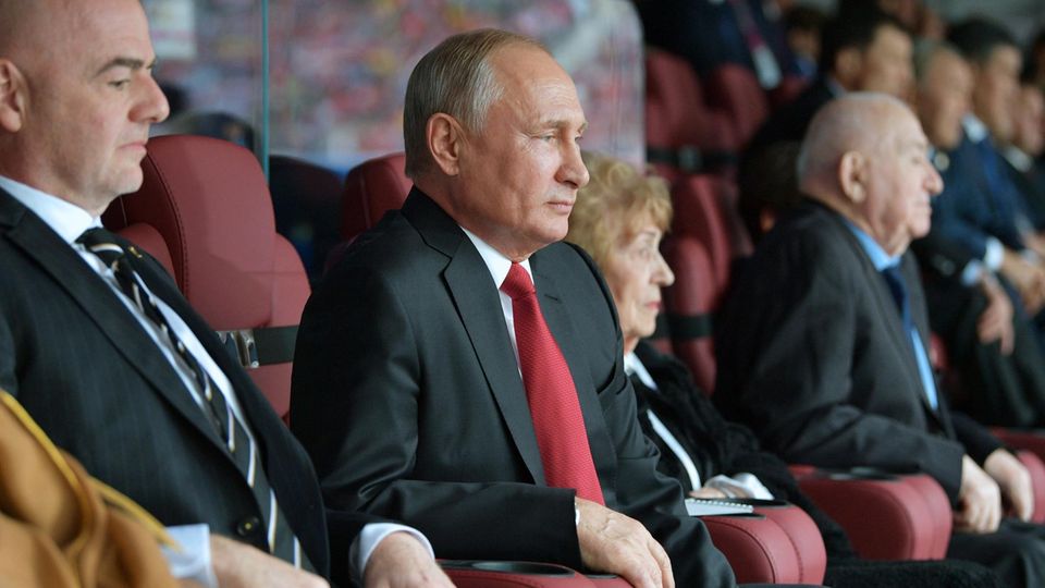 Russland: Während Wladimir Putin die WM 2018 eröffnete, kündigte sein Premier Dmitri Medwedew harte Reformen an