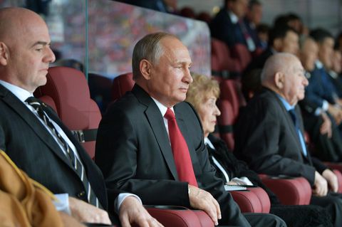 Russland: Während Wladimir Putin die WM 2018 eröffnete, kündigte sein Premier Dmitri Medwedew harte Reformen an