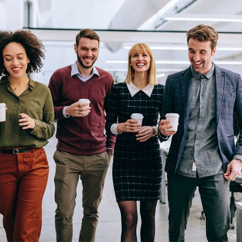 Guter Zusammenhalt unter Kollegen ist einer der wichtigsten Faktoren für Zufriedenheit im Job