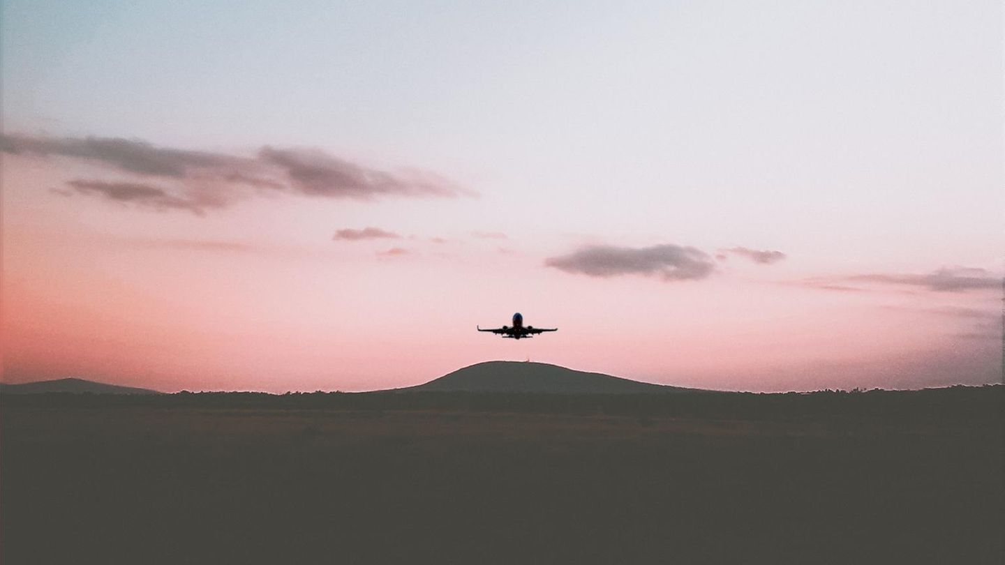 Flugzeug am Horizont