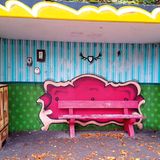 Warten unterm Hirschgeweih  Früher war nicht alles besser, davon kann die Bushaltestelle in der Bahnhofstraße in Hückeswagen ein Liedchen röhren. Jahrelang kam sie im allerfeinsten Gammelgrau daher, bevor sie in zartem Violett errötete, über Nacht, ausgeführt von unbekannter Hand. "Illegal!", urteilte die Stadtverwaltung und engagierte Graffiti-Künstler. Jetzt wartet man in Hückeswagen im Wohnzimmer auf den Bus. Nur die Bank, die ist hart wie eh und je. Und die Blätter weht’s direkt unters Hirschgeweih.