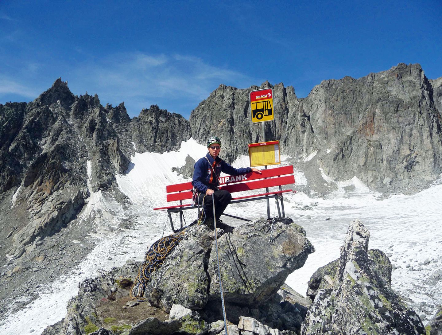Da holt mich doch der Airbus!  "Weltsensation! Die Schweiz führt im Gebirge den Öffentlichen Personenflugverkehr, kurz ÖPFV, ein. Zum Einsatz kommen soll der sogenannte Airbus." Na gut, erwischt, alles Fake News. Die Haltestelle aber gibt’s wirklich. Sie steht am Furkapass auf dem Hannibal-Turm in 2882 Metern Höhe. Wer sich davon überzeugen will, dass der Fahrplan aktuell ist, sollte klettern können: Die Route auf den 150 Meter hohen Granitzahn heißt nicht umsonst "Conquest of Paradise".