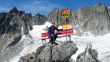 Da holt mich doch der Airbus!  "Weltsensation! Die Schweiz führt im Gebirge den Öffentlichen Personenflugverkehr, kurz ÖPFV, ein. Zum Einsatz kommen soll der sogenannte Airbus." Na gut, erwischt, alles Fake News. Die Haltestelle aber gibt’s wirklich. Sie steht am Furkapass auf dem Hannibal-Turm in 2882 Metern Höhe. Wer sich davon überzeugen will, dass der Fahrplan aktuell ist, sollte klettern können: Die Route auf den 150 Meter hohen Granitzahn heißt nicht umsonst "Conquest of Paradise".