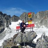 Da holt mich doch der Airbus!  "Weltsensation! Die Schweiz führt im Gebirge den Öffentlichen Personenflugverkehr, kurz ÖPFV, ein. Zum Einsatz kommen soll der sogenannte Airbus." Na gut, erwischt, alles Fake News. Die Haltestelle aber gibt’s wirklich. Sie steht am Furkapass auf dem Hannibal-Turm in 2882 Metern Höhe. Wer sich davon überzeugen will, dass der Fahrplan aktuell ist, sollte klettern können: Die Route auf den 150 Meter hohen Granitzahn heißt nicht umsonst "Conquest of Paradise".