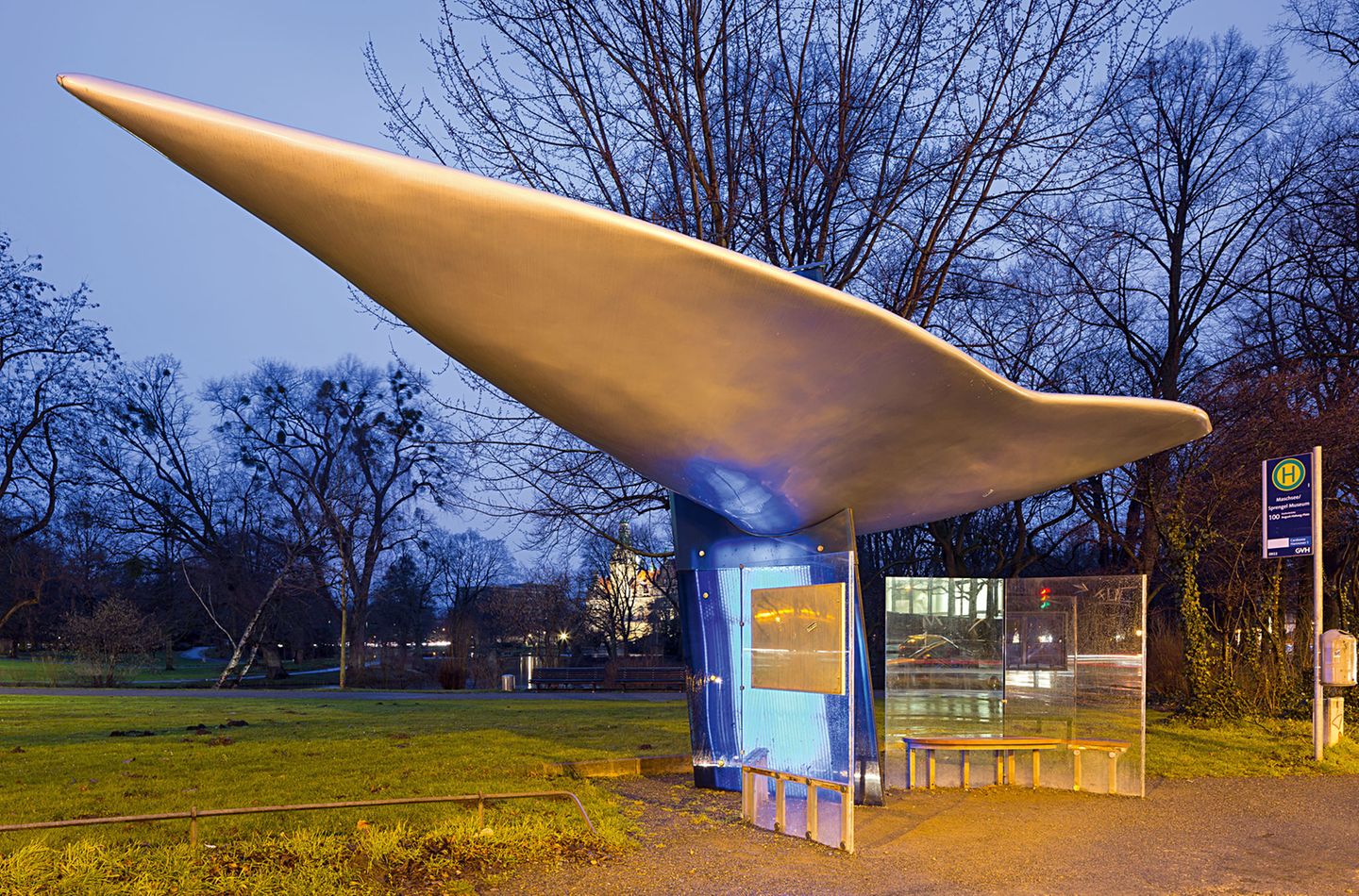 "Anhalten bitte!": Flosse … ähem … Fluke hoch! So, jetzt heißt es mal die Fantasie anschmeißen, wir sind ja nicht zum Spaß hier. Hier, das ist einmal mehr Hannover, "The World Capital of kreative Bushaltestellen", wie es seit dem Bus-Stop-Kunstprojekt von 1994 so schön heißt. Ach ja, die Fantasie: Aus dieser Perspektive sieht der Entwurf von Heike Mühlhaus am Maschsee aus, als würde man von links unten auf die Schwanzflosse – die Fluke – eines Wals schauen. Gut, es könnte auch das silberne Raumschiff des Königshauses von Naboo aus "Star Wars" sein. Aber da kann es ja jeder mit der Fantasie halten, wie er will. Flosse … ähem … Fluke hoch! So, jetzt heißt es mal die Fantasie anschmeißen, wir sind ja nicht zum Spaß hier. Hier, das ist einmal mehr Hannover, "The World Capital of kreative Bushaltestellen", wie es seit dem Bus-Stop-Kunstprojekt von 1994 so schön heißt. Ach ja, die Fantasie: Aus dieser Perspektive sieht der Entwurf von Heike Mühlhaus am Maschsee aus, als würde man von links unten auf die Schwanzflosse – die Fluke – eines Wals schauen. Gut, es könnte auch das silberne Raumschiff des Königshauses von Naboo aus "Star Wars" sein. Aber da kann es ja jeder mit der Fantasie halten, wie er will.