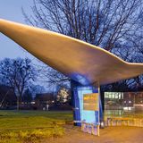 Flosse … ähem … Fluke hoch!  So, jetzt heißt es mal die Fantasie anschmeißen, wir sind ja nicht zum Spaß hier. Hier, das ist einmal mehr Hannover, "The World Capital of kreative Bushaltestellen", wie es seit dem Bus-Stop-Kunstprojekt von 1994 so schön heißt.  Ach ja, die Fantasie: Aus dieser Perspektive sieht der Entwurf von Heike Mühlhaus am Maschsee aus, als würde man von links unten auf die Schwanzflosse – die Fluke – eines Wals schauen. Gut, es könnte auch das silberne Raumschiff des Königshauses von Naboo aus "Star Wars" sein. Aber da kann es ja jeder mit der Fantasie halten, wie er will.