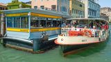 Busfahren auf Venezianisch  "Cameriere, due vaporetti!" Was klingt wie ein italienisches Heißgetränk, bewegt sich über Venedigs Kanäle. "Dampfer" heißt die Übersetzung von vaporetti, aber »Wasserbusse« ist wohl korrekter. Auf rund 20 Linien kurven sie durch die Altstadt und zu den Inseln. Ihre Bushaltestellen: oft schwimmend, was wohl einzigartig auf der Welt ist. "Due biglietti", zwei Fahrscheine, würden übrigens stolze 15 Euro kosten. La Serenissima, die »Durchlauchteste«, war eben schon immer ein bisschen exklusiver.