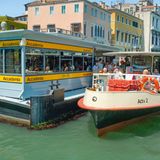 Busfahren auf Venezianisch  "Cameriere, due vaporetti!" Was klingt wie ein italienisches Heißgetränk, bewegt sich über Venedigs Kanäle. "Dampfer" heißt die Übersetzung von vaporetti, aber »Wasserbusse« ist wohl korrekter. Auf rund 20 Linien kurven sie durch die Altstadt und zu den Inseln. Ihre Bushaltestellen: oft schwimmend, was wohl einzigartig auf der Welt ist. "Due biglietti", zwei Fahrscheine, würden übrigens stolze 15 Euro kosten. La Serenissima, die »Durchlauchteste«, war eben schon immer ein bisschen exklusiver.