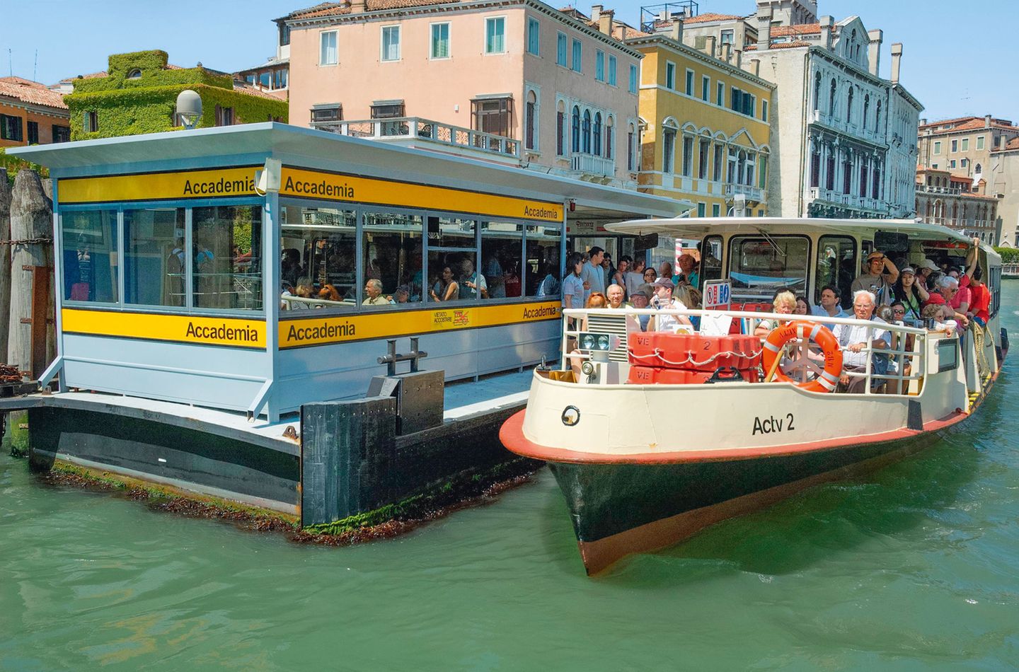 "Anhalten bitte!": Busfahren auf Venezianisch "Cameriere, due vaporetti!" Was klingt wie ein italienisches Heißgetränk, bewegt sich über Venedigs Kanäle. "Dampfer" heißt die Übersetzung von vaporetti, aber »Wasserbusse« ist wohl korrekter. Auf rund 20 Linien kurven sie durch die Altstadt und zu den Inseln. Ihre Bushaltestellen: oft schwimmend, was wohl einzigartig auf der Welt ist. "Due biglietti", zwei Fahrscheine, würden übrigens stolze 15 Euro kosten. La Serenissima, die »Durchlauchteste«, war eben schon immer ein bisschen exklusiver. Busfahren auf Venezianisch "Cameriere, due vaporetti!" Was klingt wie ein italienisches Heißgetränk, bewegt sich über Venedigs Kanäle. "Dampfer" heißt die Übersetzung von vaporetti, aber »Wasserbusse« ist wohl korrekter. Auf rund 20 Linien kurven sie durch die Altstadt und zu den Inseln. Ihre Bushaltestellen: oft schwimmend, was wohl einzigartig auf der Welt ist. "Due biglietti", zwei Fahrscheine, würden übrigens stolze 15 Euro kosten. La Serenissima, die »Durchlauchteste«, war eben schon immer ein bisschen exklusiver.