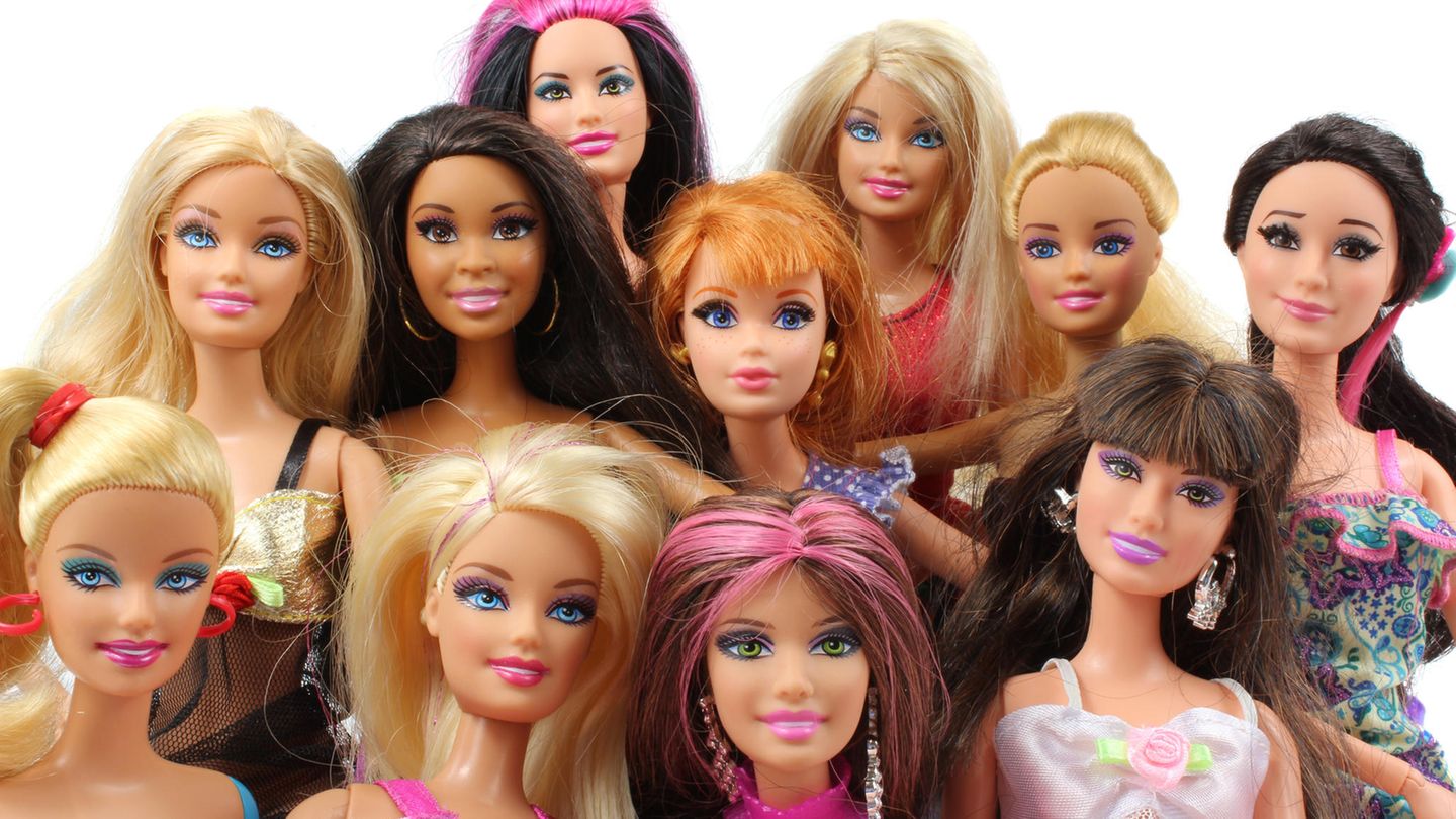 Zehn stark geschminkte Barbie-Puppen