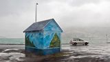 Mit dem Bus zum Albatros   Das mag jetzt hier auf dem Bild nicht so aussehen, aber die Otago Peninsula liegt tatsächlich im Ortsgebiet von Dunedin, der zweitgrößten Stadt auf Neuseelands Südinsel. Und ja, die Menschen, die hier leben, sehnen sich wohl nach besserem Wetter, wie die Blauer-Farbtupfer-Haltestelle beweist. Auf der Halbinsel befindet sich übrigens die einzige Kolonie von Königsalbatrossen der Welt, die auf kontinentalem Festland liegt. Noch ein Grund, hier mal vorbeizuschauen!