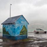Mit dem Bus zum Albatros   Das mag jetzt hier auf dem Bild nicht so aussehen, aber die Otago Peninsula liegt tatsächlich im Ortsgebiet von Dunedin, der zweitgrößten Stadt auf Neuseelands Südinsel. Und ja, die Menschen, die hier leben, sehnen sich wohl nach besserem Wetter, wie die Blauer-Farbtupfer-Haltestelle beweist. Auf der Halbinsel befindet sich übrigens die einzige Kolonie von Königsalbatrossen der Welt, die auf kontinentalem Festland liegt. Noch ein Grund, hier mal vorbeizuschauen!