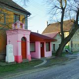 Bushaltestelle mit Beistand  Beten oder Bus fahren? Oder sicherheitshalber erst das eine, dann das andere? Kein Problem in Kozojedy u Rakovníka in Tschechien, dank unmittelbarer Nachbarschaft von Kapelle und Wartehäuschen. Von hier aus kann man übrigens nach Divuce und Vinařice fahren, nach Hvížďalka, Zichovecká Myslivna, Žerotín, Smradovna, Samotín, Zichovec, Bílichov, Malý Bílichov, Líský, Hřešice, Bor, Milý, Stráň, Bdín, Dřevíč, Přerubenice, Dučice, Pšanská Myslivna, Staré Smilovice…