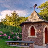 Feen-Express   Dass Orks mit dem Bus fahren, haben wir ja schon erfahren. Aber fairys, also Feen? Gut, passen würde es ja, schließlich wirkt das kleine Bus- "Kapellchen" reichlich andersweltlich, auch dank märchenhafter Windrose. Ob die Busse, die hier halten, in verzauberten Nächten ins Fantasiereich fahren, ist nicht verbrieft.