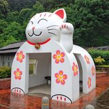 Miez, miez…  Auch wenn die Winkekatzen in Japan Glück bringen sollen – grinst diese in Miyawaka nicht ein bisschen gruselig? So satt und zufrieden, als hätte sie gerade eine ganz besonders dicke Maus verputzt? Oder einen besonders dicken Fahrgast…  Spaß beiseite, die ist doch süüüüß. Aber heee, was soll das…weg, Miezekatze, weg... Aaaaaah…