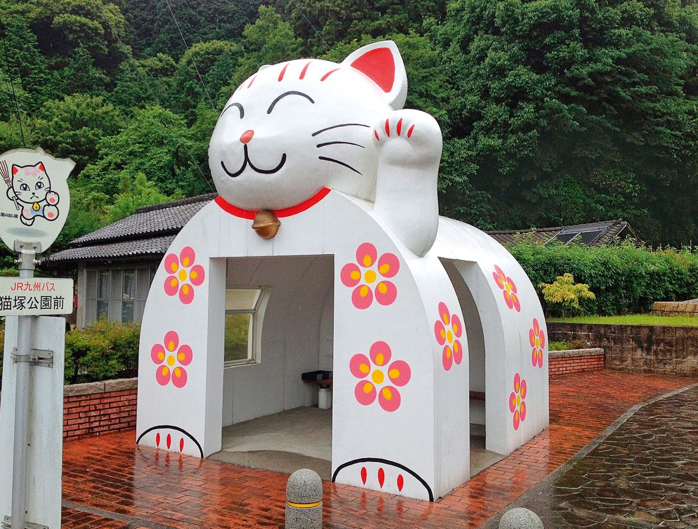 Miez, miez…  Auch wenn die Winkekatzen in Japan Glück bringen sollen – grinst diese in Miyawaka nicht ein bisschen gruselig? So satt und zufrieden, als hätte sie gerade eine ganz besonders dicke Maus verputzt? Oder einen besonders dicken Fahrgast…  Spaß beiseite, die ist doch süüüüß. Aber heee, was soll das…weg, Miezekatze, weg... Aaaaaah…