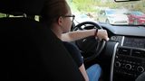 Bevor es ins Gelände geht, muss Anna erst mal im Kreis fahren, um ein Gefühl fürs Auto zu bekommen