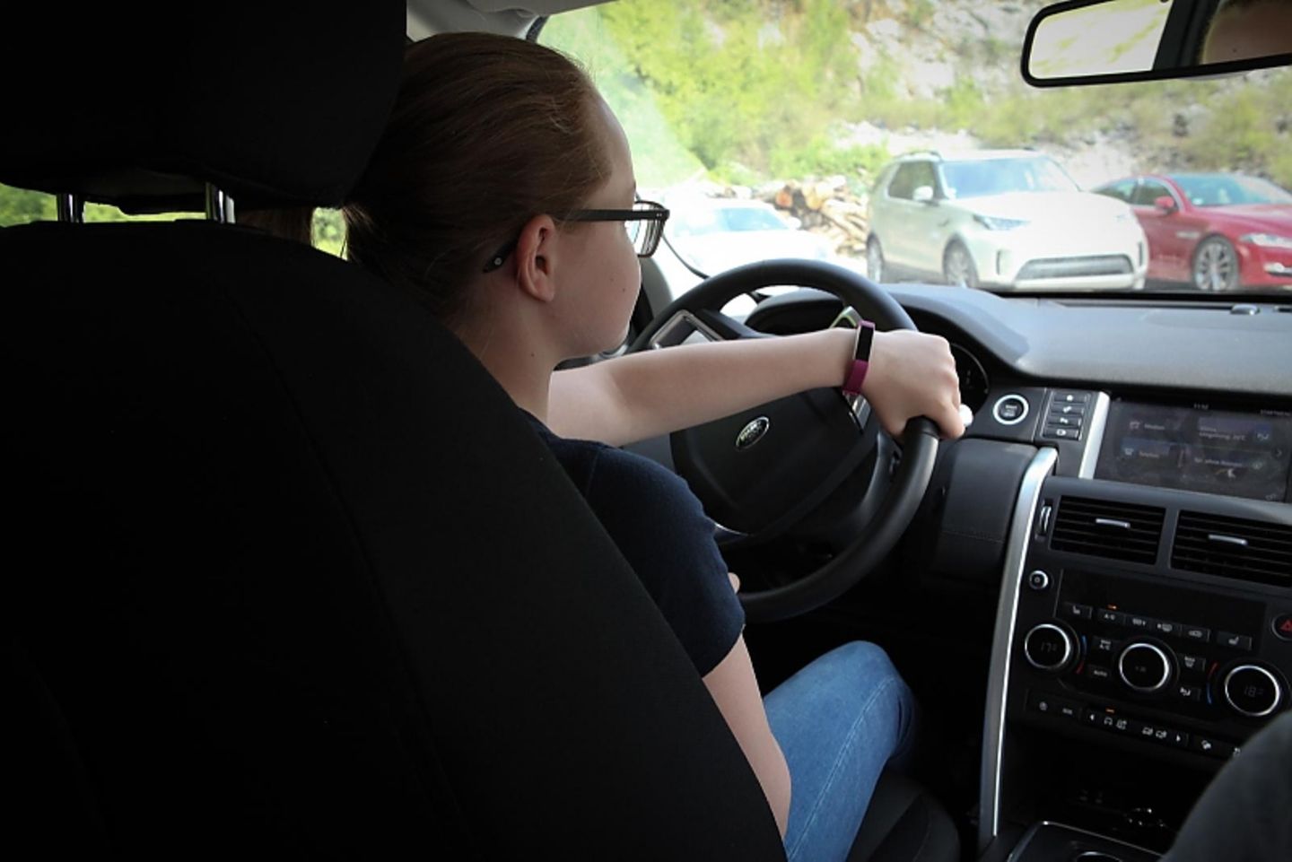 Bevor es ins Gelände geht, muss Anna erst mal im Kreis fahren, um ein Gefühl fürs Auto zu bekommen