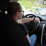 Bevor es ins Gelände geht, muss Anna erst mal im Kreis fahren, um ein Gefühl fürs Auto zu bekommen