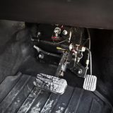 Die doppelte Pedalerie funktioniert wie in einem normalen Fahrschulauto