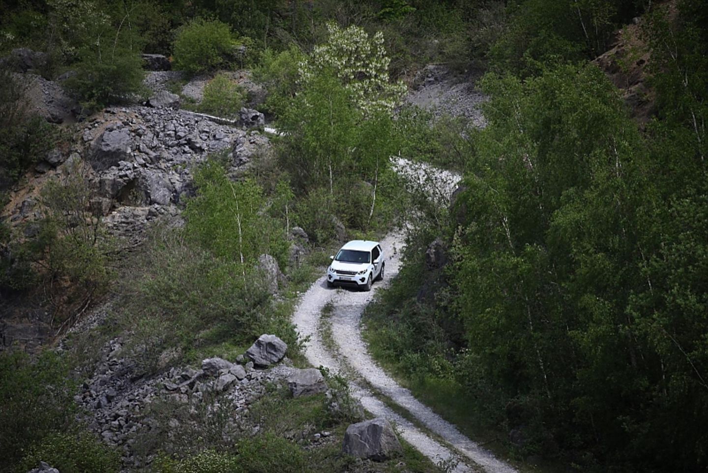 Über einen Feldweg geht es beim Land Rover Kinderfahrtraining hoch an den Rand des Steinbrucks