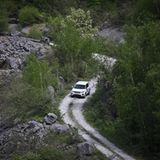 Über einen Feldweg geht es beim Land Rover Kinderfahrtraining hoch an den Rand des Steinbrucks