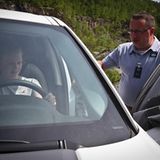 So sitzt man richtig: Instruktor Sascha Herweg und Nora beim Land Rover Kinderfahrtraining