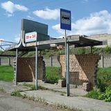 Die Unvollendete   Auch diese Bushaltestelle gibt Rätsel auf. Die Erbauer sind verschwunden, haben irgendwann aufgegeben und gar nicht mehr den Versuch gemacht, die Lücken in den Backsteinmauern zu schließen. Oder hat sich hier jemand Baumaterial für andere Projekte besorgt? Wie auch immer, hiermit wollen wir die Erinnerung an die Bushaltestelle Nr. 54 in der Industriestadt Serow in der Oblast Swerdlowsk am Ostrand des Ural, 1800 km östlich von Moskau, lebendig erhalten.