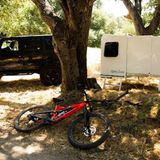 Das Hitch Hotel  lässt sich ganz einfach vom Auto trennen. 