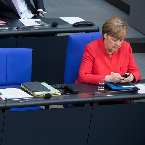 Angela Merkel und Horst Seehofer auf der Regierungsbank - Zusammenarbeit ist weiter möglich
