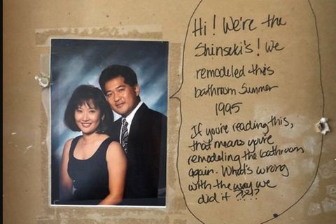 Ein Foto eines asiatischen Ehepaares mit einer Grußnachricht