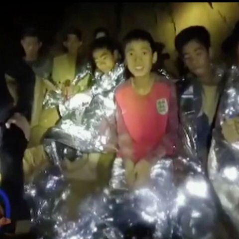 Jungen in der Höhle in Thailand warten auf ihre Befreiung