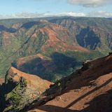 Stopp 1: Höhen und Tiefen  An der Route 550 liegt das Kokee Lodge Restaurant. Hier können hungrige Wanderer sich den Loco Moco schmecken lassen, einen Hamburger mit Spiegelei. Weiter geht es auf der Route 50 in Richtung Süden zum 900 Meter tiefen, rötlich schimmernden Waimea Canyon.