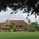 Stopp 2: Wohnen auf der Plantage  Der Anbau von Zuckerrohr war im 19. Jahrhundert der wichtigste Wirtschaftszweig Hawaiis, für die harte Arbeit wurden Japaner und Chinesen angeworben. Auf einer der ehemaligen Plantagen im südlichen Waimea kann man heute wohnen, die teils 100 Jahre alten Hütten der Arbeiter wurden zu Bungalows für Gäste umgebaut. Für Komfort sorgen großzügige Veranden mit Meerblick und Badewannen mit Löwenfüßen (ab 120 Euro pro Nacht).  Infos: www.facebook.com/waimeaplantationcottages
