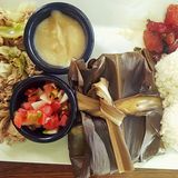 Stopp 3: Knolle mit Tradition  Polynesier brachten einst Taro nach Hawaii, eine Gewächs mit stärkehaltigen Knollen. Der Legende nach wuchs die Pflanze auf dem Grab eines totgeborenen Kindes der Papahānaumoku und des Wakea: Mutter Erde und Vater des Himmels. Aus Taro wird noch heute Poi hergestellt, ein violetter Brei, der reich an Kohlehydraten ist. Eine besonders leckere Verwendung findet die Zutat in den pikanten Chips von Dale Nagamine, Besitzer der Taro Ko Farm (3940 Hanapepe Rd, Hanapepe). Im Bild ein typisches hawaiianisches Gericht mit Kalua Pig, Lau Lau, Lomi Lomi Salmon, Poke und Poi.