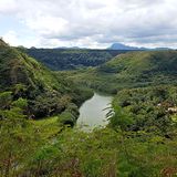 Stopp 4: Paddeln auf dem Wailua-Fluss  Der Wailua-Fluss mündet im Osten der Insel und galt einst als heilig. Noch heute stehen hier die Ruinen alter Tempel. Die meisten Besucher kommen aber, um an den palmen- und farn­gesäumten Ufern mit dem Kajak oder einem Tourboot entlangzufahren. Die Route ist etwa 32 Kilometer lang. Wer selber paddelt, braucht für die Strecke etwa acht Stunden.  Infos: www.kayakwailua.com und www.aliikayaks.com
