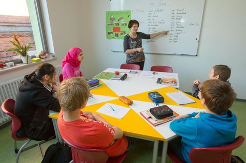 Eine kleine Schulklasse mit Kindern aus verschiedenen Ländern