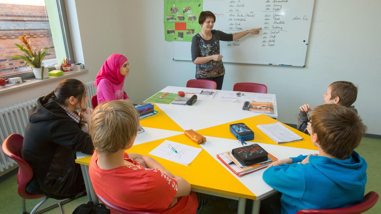 Eine kleine Schulklasse mit Kindern aus verschiedenen Ländern