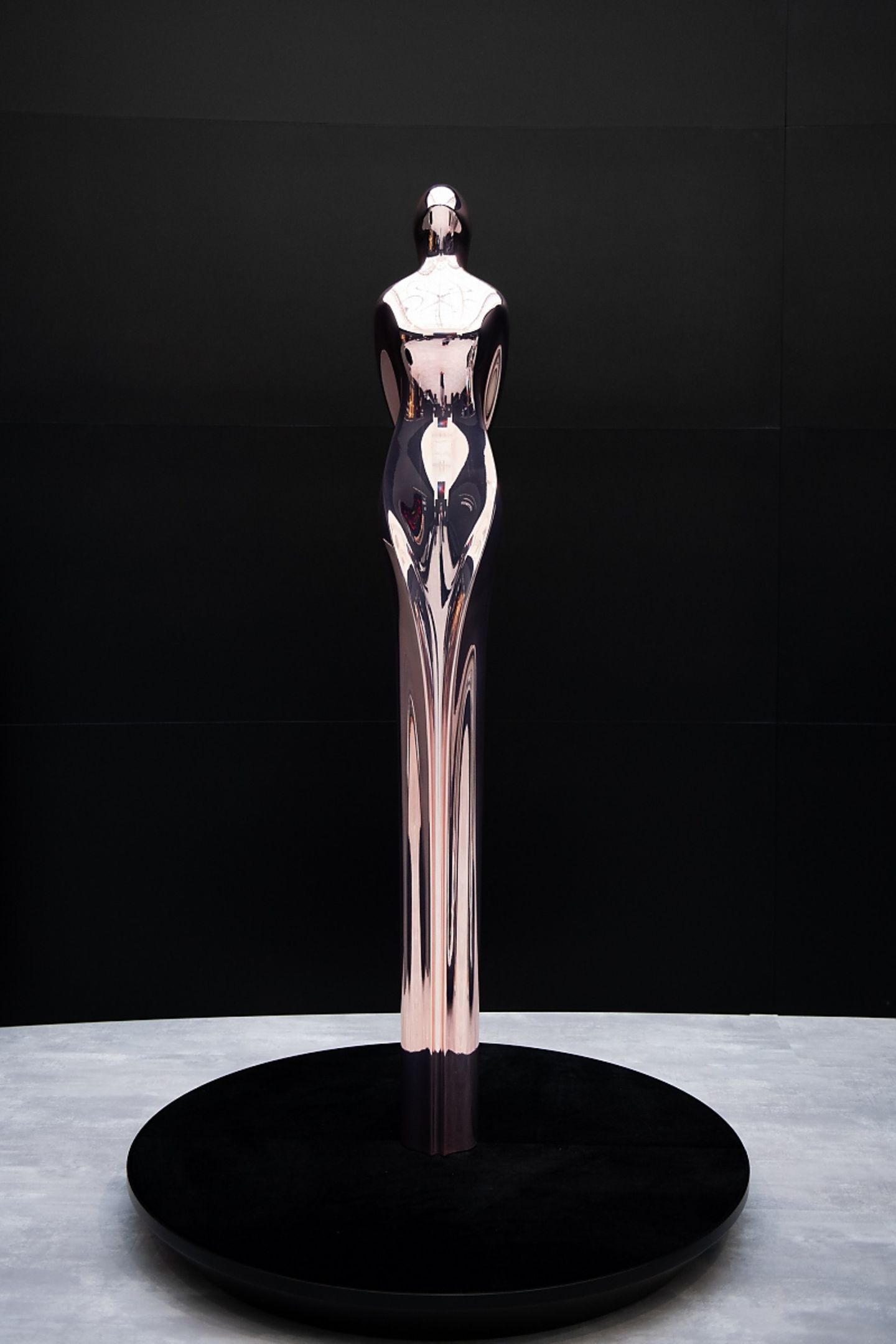 Die Statue symbolisiert das Mercedes-Design