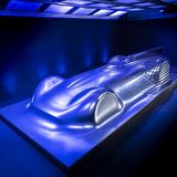 Vermutlich wird auf die Skulptur ein Showcar folgen, dessen Silhouette hier schon zu sehen ist