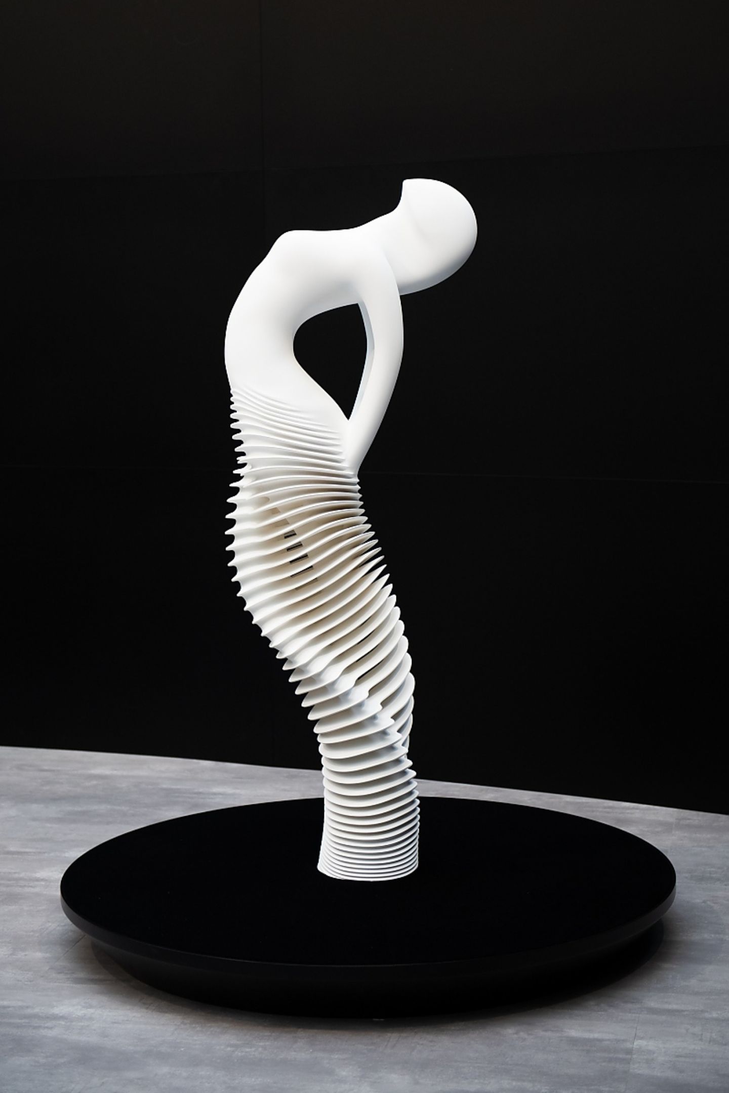Die Mercedes EQ Statue