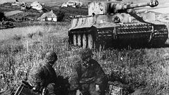 Deutsche Panzergrenadiere vor einem Tiger Panzer.