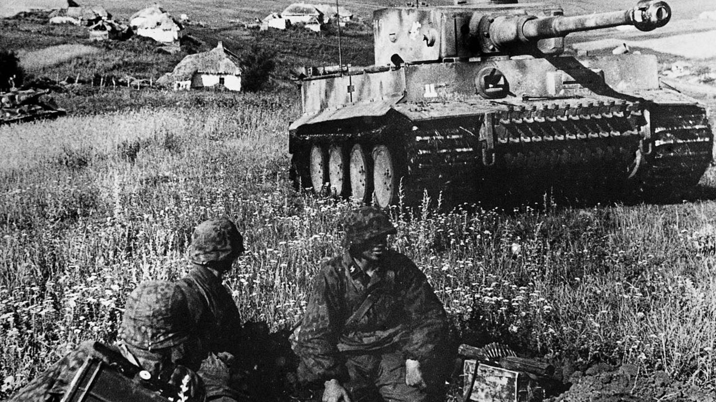 Zweiter Weltkrieg: Deutsche Panzergrenadiere vor einem Tiger Panzer. Deutsche Panzergrenadiere vor einem Tiger Panzer.
