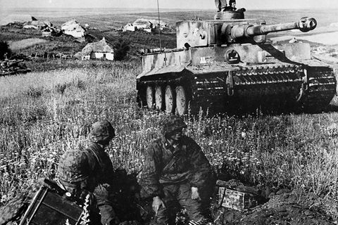Deutsche Panzergrenadiere vor einem Tiger Panzer.