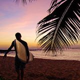 Aloha  Der Weg in den äußersten Westen der Vereinigten Staaten ist lang. Ohne Umsteigen an einem nordamerikanischen Flughafen kommt man nicht nach Hawaii. Doch wer morgens in Mitteleuropa startet, kann noch am selben Tag zur Abendzeit in Honolulu aus dem Flugzeug steigen.