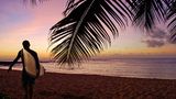 Aloha  Der Weg in den äußersten Westen der Vereinigten Staaten ist lang. Ohne Umsteigen an einem nordamerikanischen Flughafen kommt man nicht nach Hawaii. Doch wer morgens in Mitteleuropa startet, kann noch am selben Tag zur Abendzeit in Honolulu aus dem Flugzeug steigen.