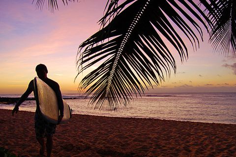 Aloha  Der Weg in den äußersten Westen der Vereinigten Staaten ist lang. Ohne Umsteigen an einem nordamerikanischen Flughafen kommt man nicht nach Hawaii. Doch wer morgens in Mitteleuropa startet, kann noch am selben Tag zur Abendzeit in Honolulu aus dem Flugzeug steigen.